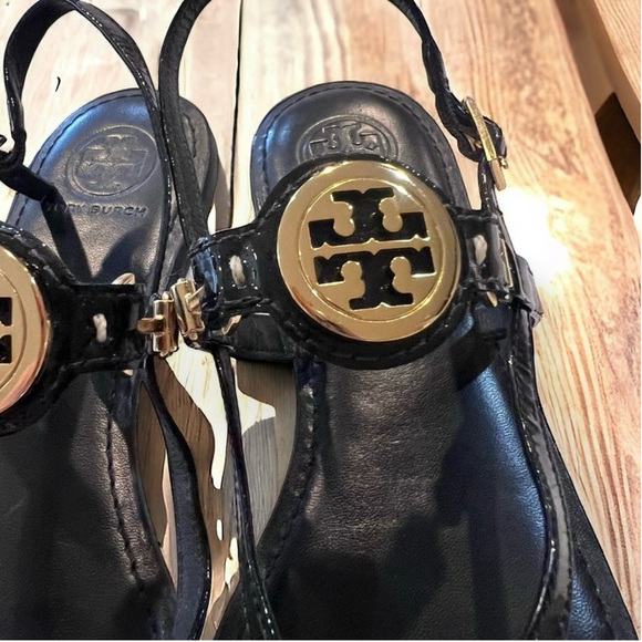 Tory Burch Ali Sandals Black patent leather w/gold insignia Gorgeous! Vintage. - Picture 16 of 17